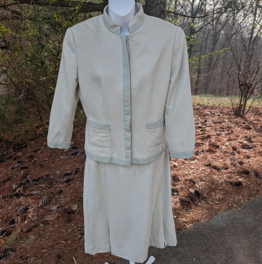 Carlisle Light Green Silk Wool Blazer Skirt Women's Suit Set Size 6